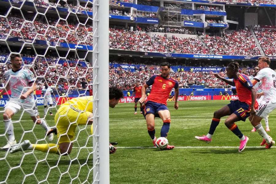 Mikel Merino, a punto de marcar el gol del triunfo ante los belgas