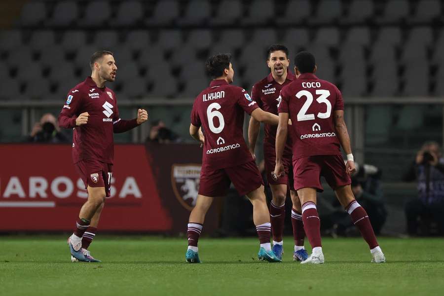 Jogadores do Torino celebram o golo de Simeone