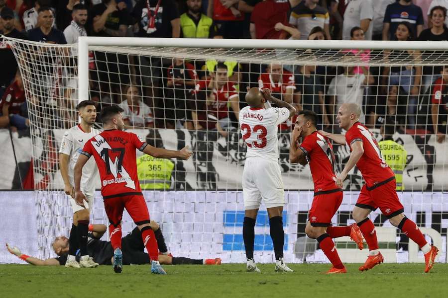 Sevilla při říjnové domácí porážce s Vallecanem. 