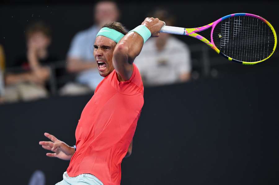 Rafael Nadal heeft zich op het ATP-toernooi van Brisbane overtuigend verzekerd van een plek in de kwartfinales