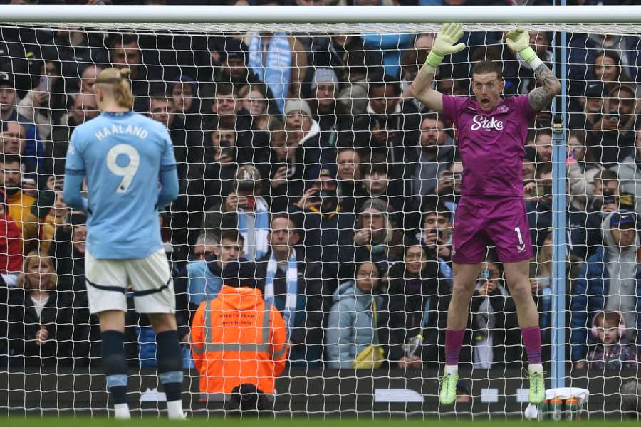 Jordan Pickford dell'Everton si prepara per il calcio di rigore che verrà battuto e sbagliato da Erling Haaland.