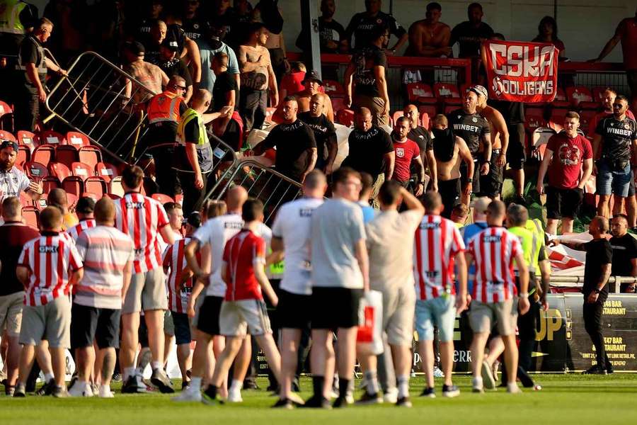 Stadion Brandywell, Derry, 16.07.2026 Derry City kontra CSKA Sofia. Kibice CSKA Sofia atakują barierę, a mecz zostaje przerwany. Stadion Brandywell, Derry, 16.07.2026 Derry City kontra CSKA Sofia. Kibice CSKA Sofia atakują barierę, a mecz zostaje przerwany.