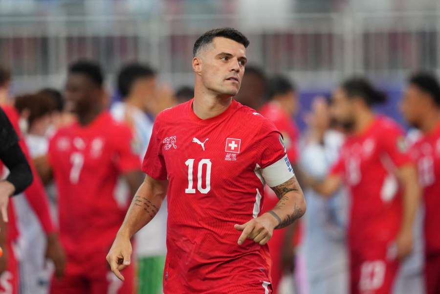 Kapitan Xhaka na razie nie zagra w reprezentacji Szwajcarii. Oszukał w kwestii szczepionki