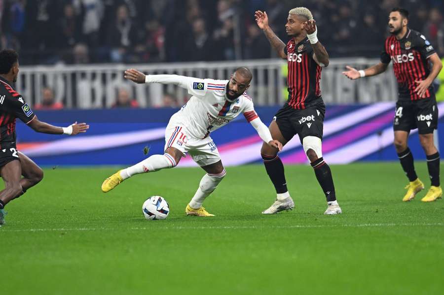 Na snímke je autor vyrovnávajúceho gólu Lacazette.