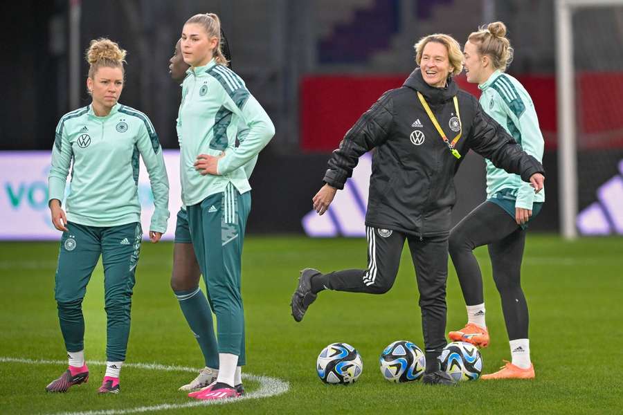 Die deutschen Frauen um Trainerin Martina Voss-Tecklenburg (zweite von r.) im Vorfeld des Testspiels gegen Schweden im Februar.