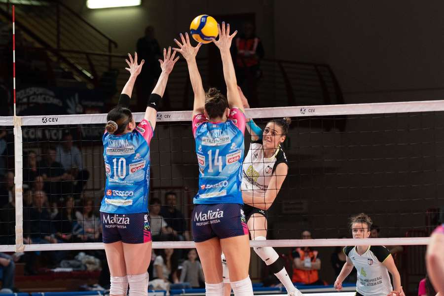 În meciul tur, Novara s-a impus cu scorul de 3-1în fața CSM Volei Alba Blaj În meciul tur, Novara s-a impus cu scorul de 3-1în fața CSM Volei Alba Blaj