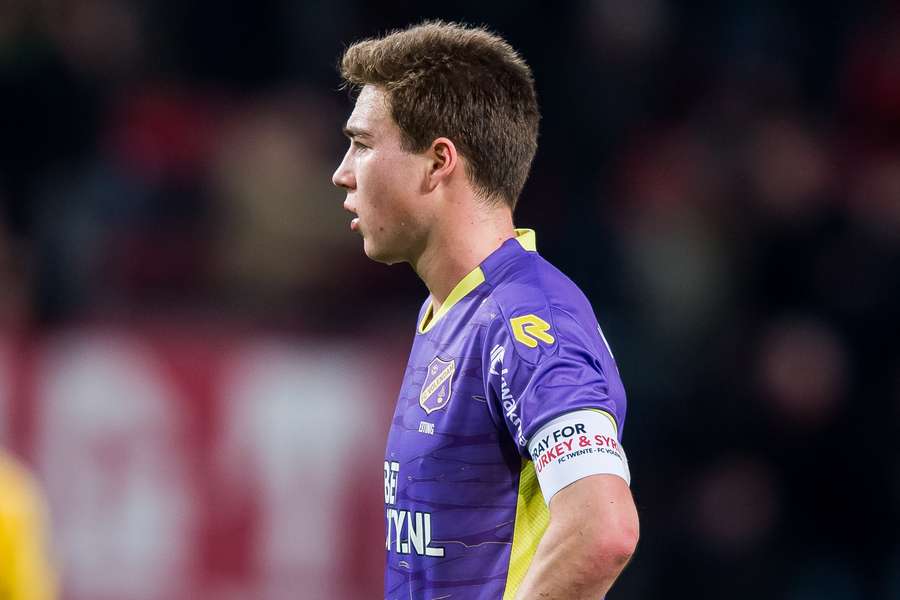 Carel Eiting in actie tijdens de Eredivisiewedstrijd FC Twente-FC Volendam op 12 februari