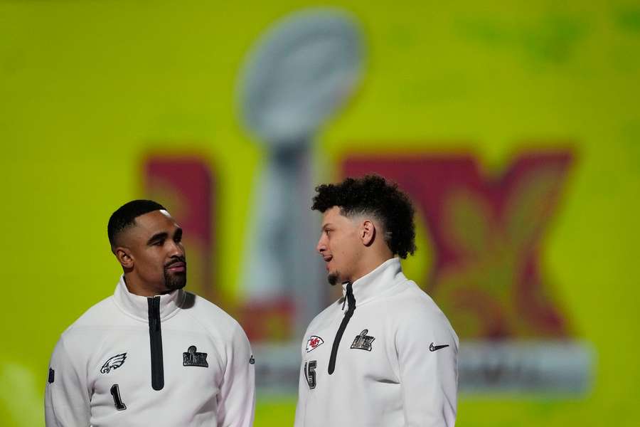 Jalen Hurts (I) y Patrick Mahomes (D), durante la presentación de la Super Bowl LIX,