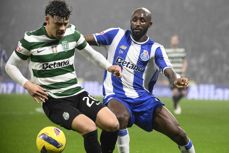 Maxi Araújo e Seko Fofana lutam pela posse de bola no último confronto entre Sporting e FC Porto Maxi Araújo e Seko Fofana lutam pela posse de bola no último confronto entre Sporting e FC Porto