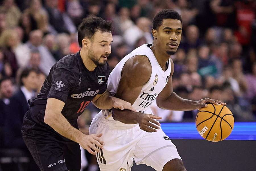 Théo Maledon face à Lluís Costa lors de Coviran Granada-Real Madrid