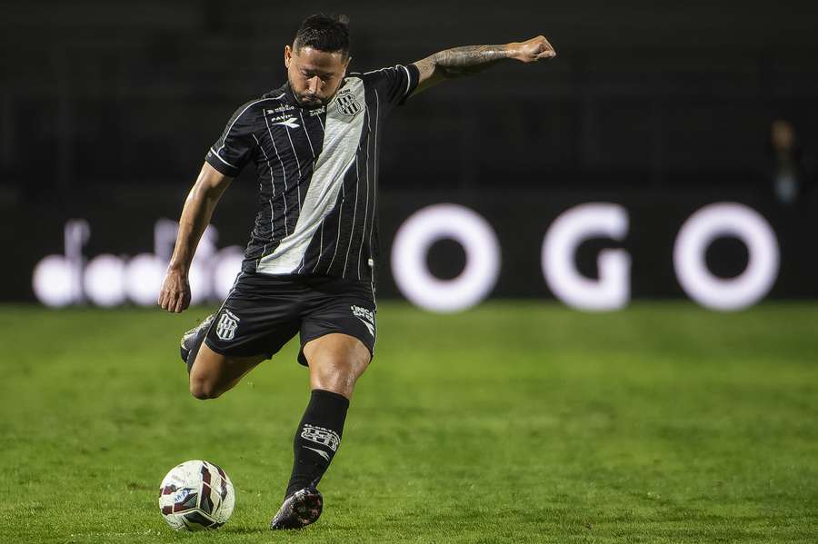 Elvis, um dos principais jogadores da Ponte Preta na Série B Elvis, um dos principais jogadores da Ponte Preta na Série B