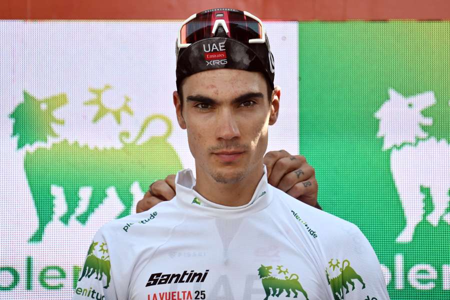 Juan Ayuso, con el maillot blanco de mejor joven de La Vuelta