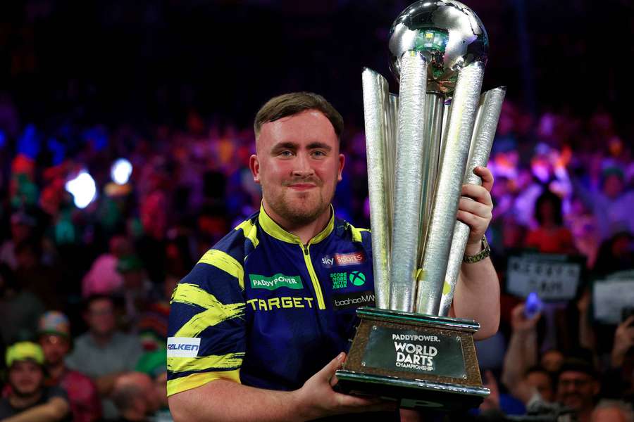 Luke Littler, 18 ans, conserve son titre mondial Luke Littler, 18 ans, conserve son titre mondial