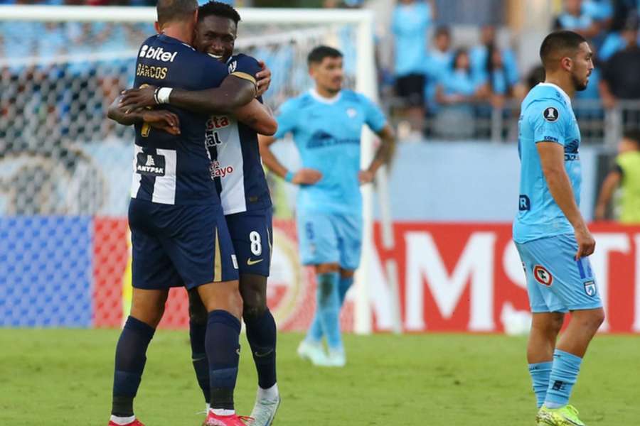 Jogadores do Alianza de Lima comemoram a vitória sobre o Deportes Iquique