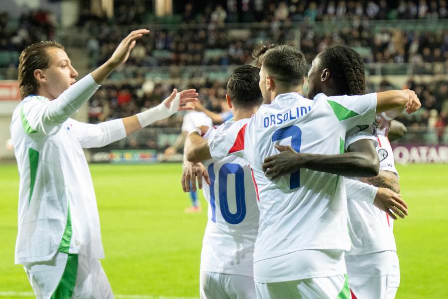 Kean, llevado en volandas tras marcar el primer gol