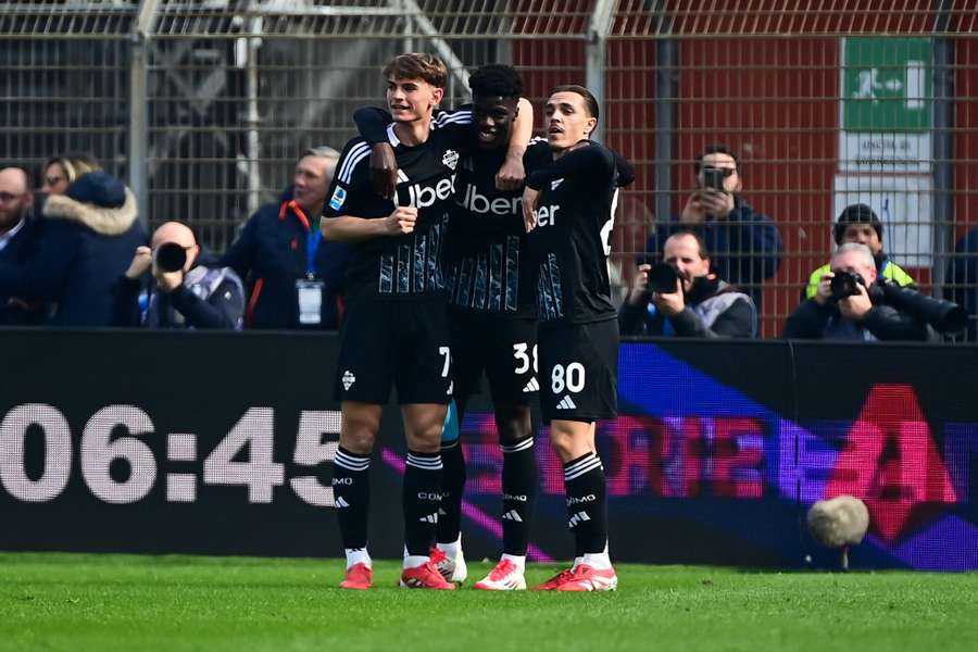 I giocatori del Como festeggiano dopo il gol di Diao