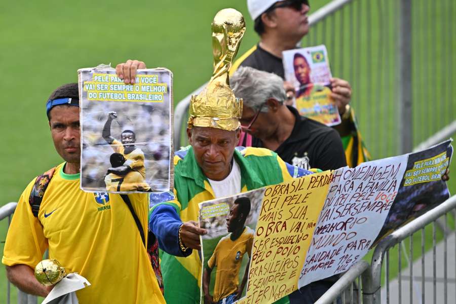 Tysiące kibiców żegnają Króla Futbolu w Santosie