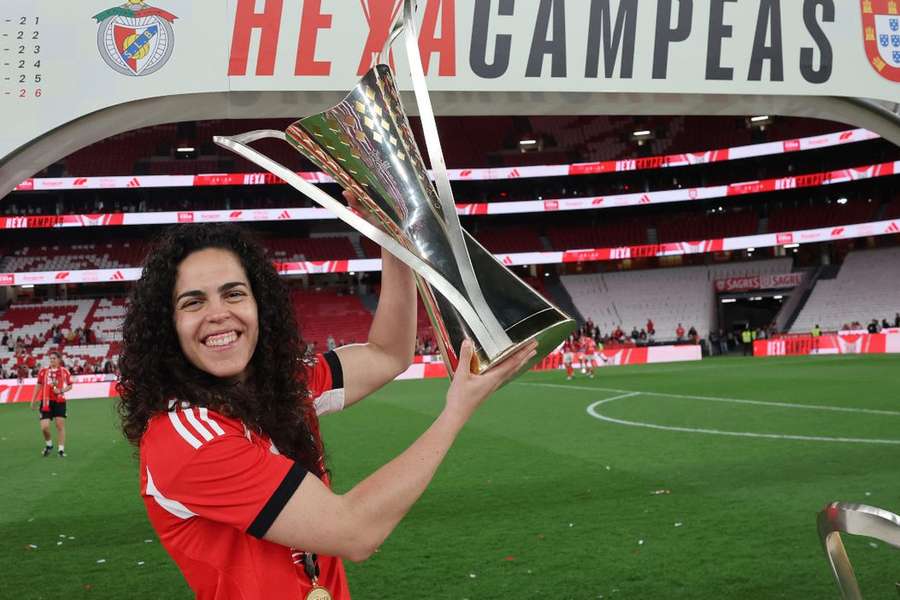 Andrea falcón celebra título ao serviço das águias Andrea falcón celebra título ao serviço das águias