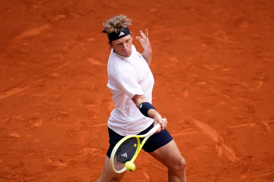 Davidovich golpea la bola