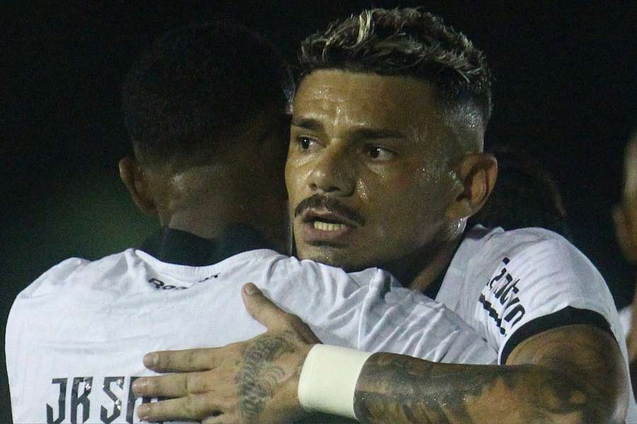 Tiquinho Soares e Júnior Santos brilharam na goleada do Botafogo