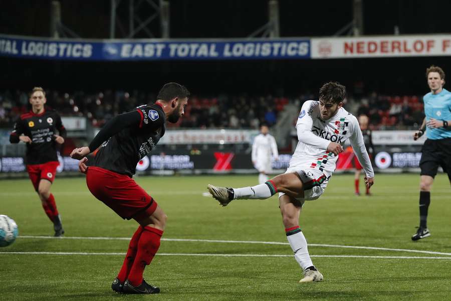 Souffian El Karouani haalt uit voor de 0-2