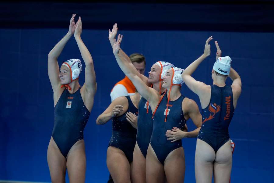 Waterpolosters boeken in Parijs belangrijke zege op Hongarije