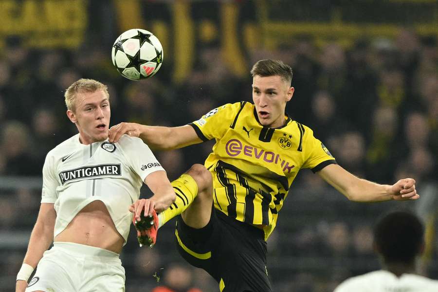 Mika Biereth num duelo com Nico Schlotterbeck, do Dortmund