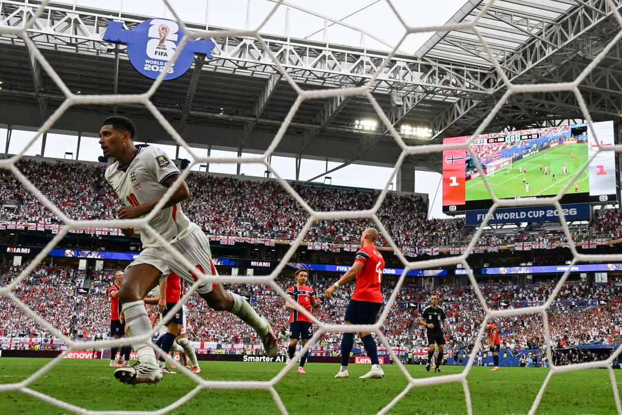 Bellingham faz o segundo para a Inglaterra na prorrogação Bellingham faz o segundo para a Inglaterra na prorrogação