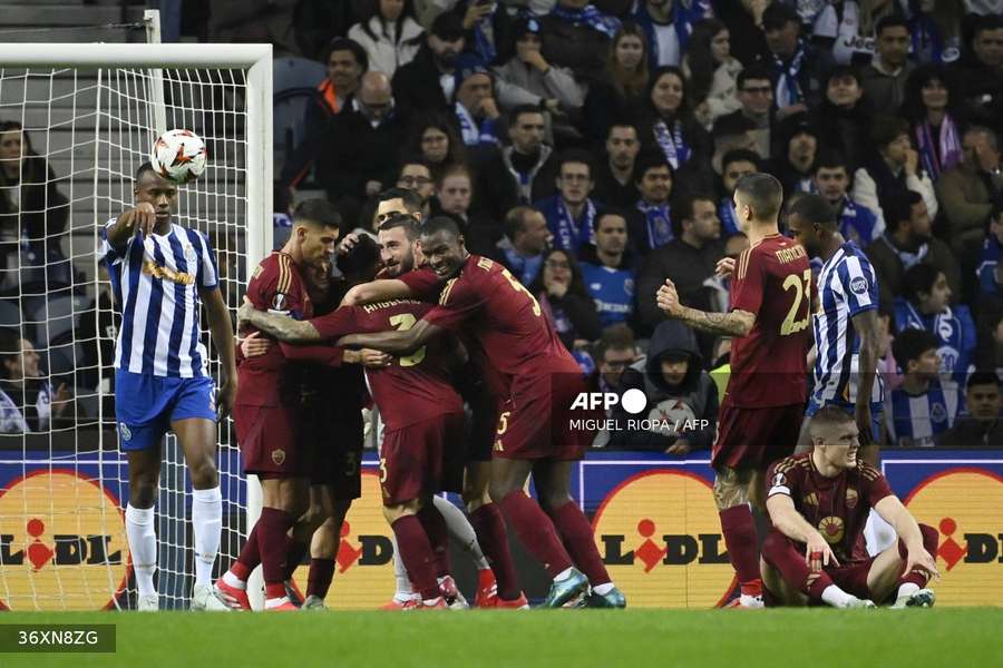 Europa League: Oporto y Roma se la jugarán en Italia después de empatar en la ida (1-1) | Flashscore.pe