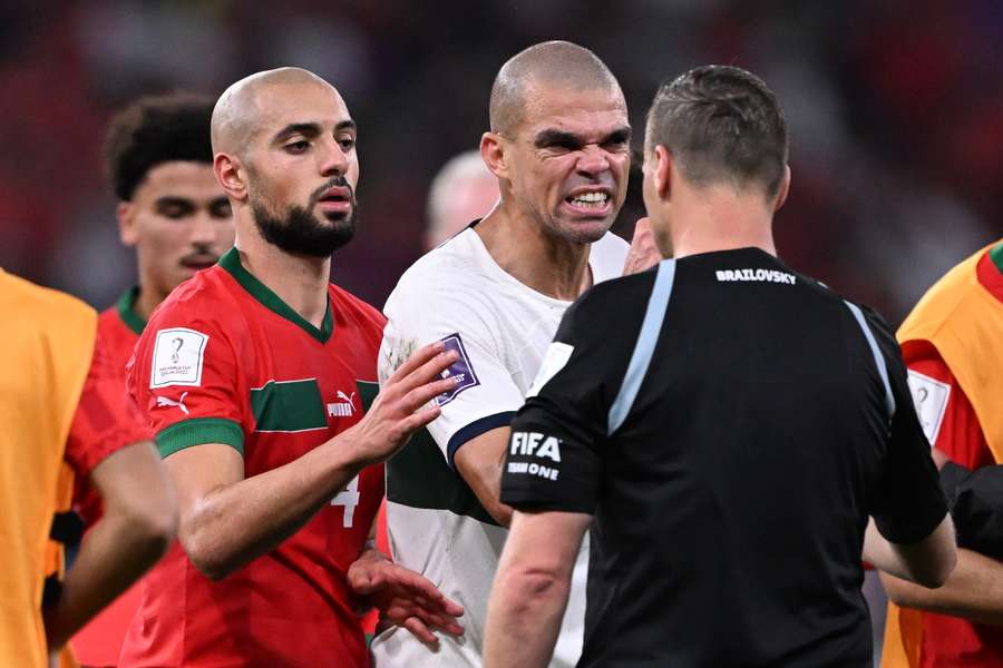 Pepe cuestiona el arbitraje de Tello