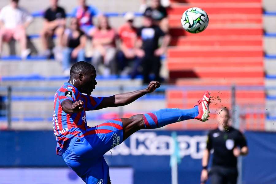 Dieudonne Gaucho Debohi w barwach SM Caen w meczu z Metz.