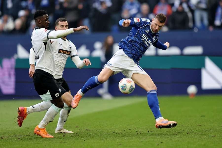 Edin Dzeko trifft nach Einwechslung zum 1:2-Anschlusstreffer