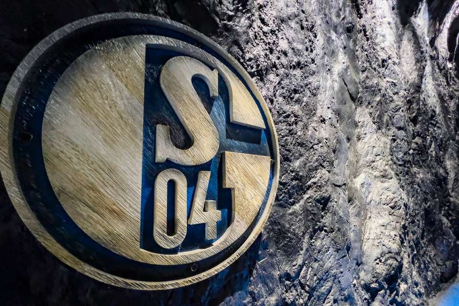 Der finanzielle Kollaps beim hochverschuldeten Fußball-Zweitligisten Schalke 04 ist vorerst abgewendet.