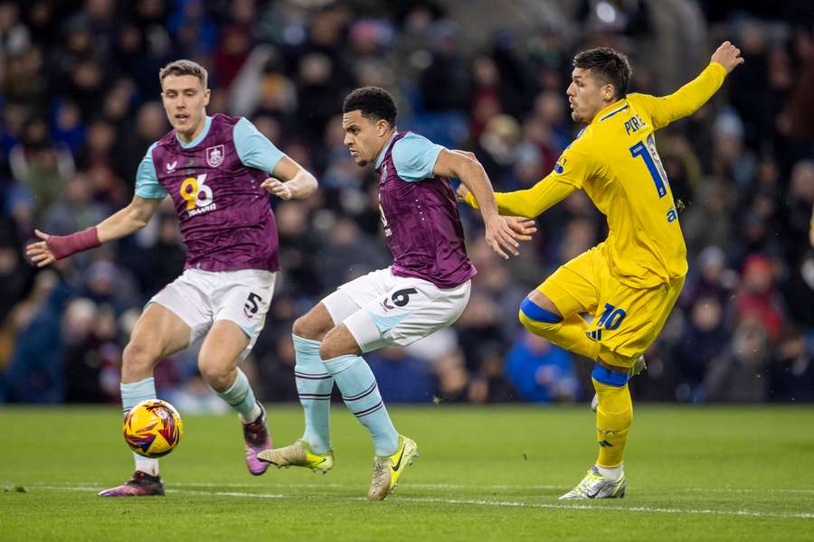 Os zagueiros Esteve e Egan-Riley do Burnley Os zagueiros Esteve e Egan-Riley do Burnley