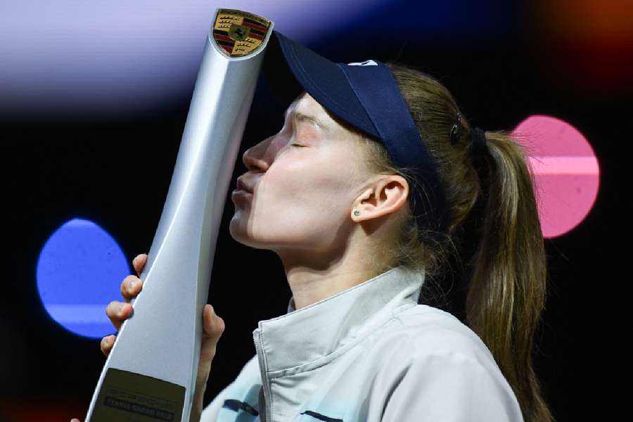 Rybakina beija a taça do WTA 500 de Stuttgart