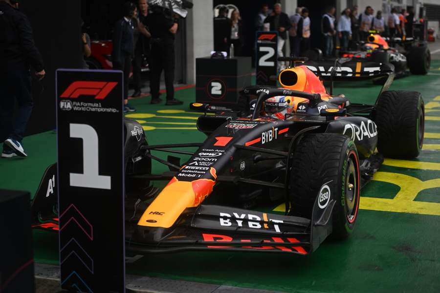 Verstappen górą w chaotycznym i pełnym kar wyścigu w Austrii