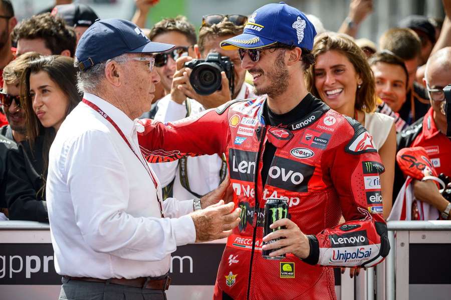 Carmelo Ezpeleta, CEO da Dorna, com Francesco Bagnaia