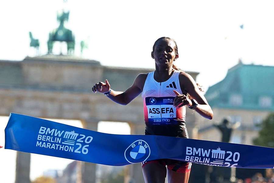 L'etiope Tigst Assefa taglia il traguardo e vince la gara élite femminile a Berlino