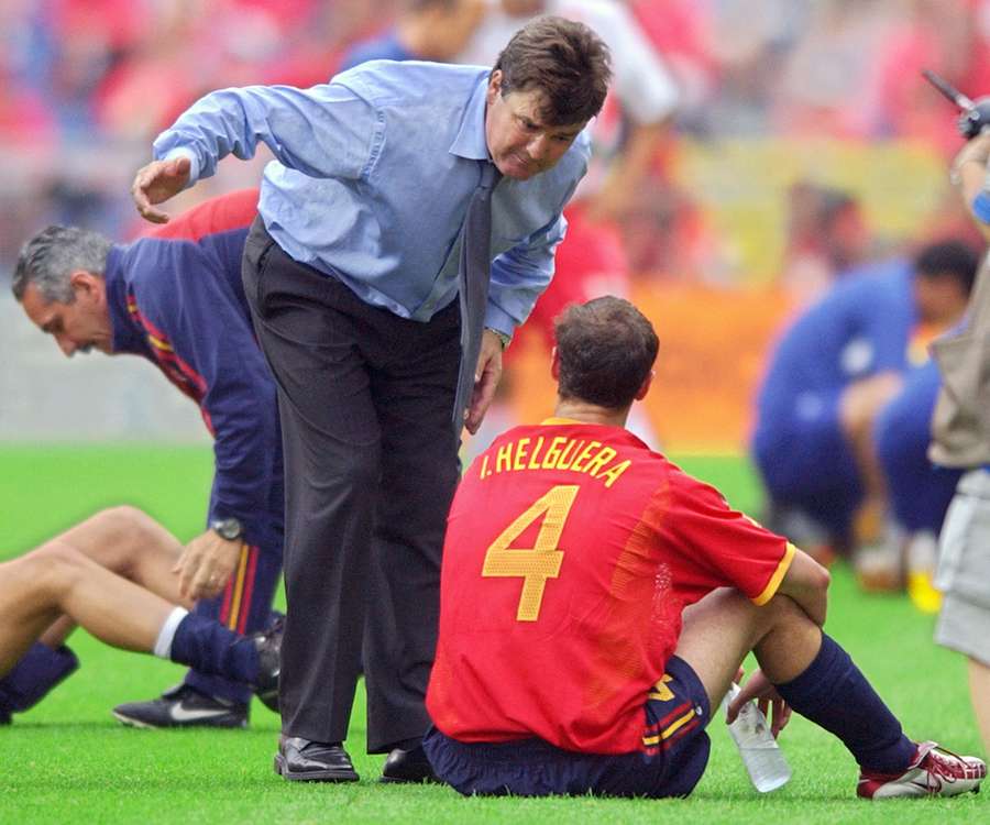 Helguera, consolado por Camacho tras la eliminación del Mundial de 2002