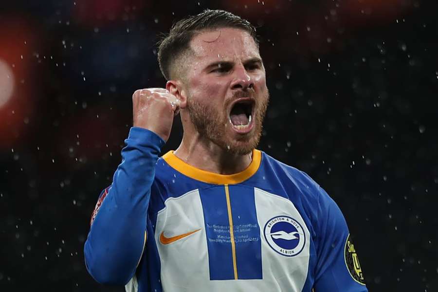 Mac Allister viert feest tijdens een FA Cup wedstrijd tussen Brighton en Man Utd op Wembley.