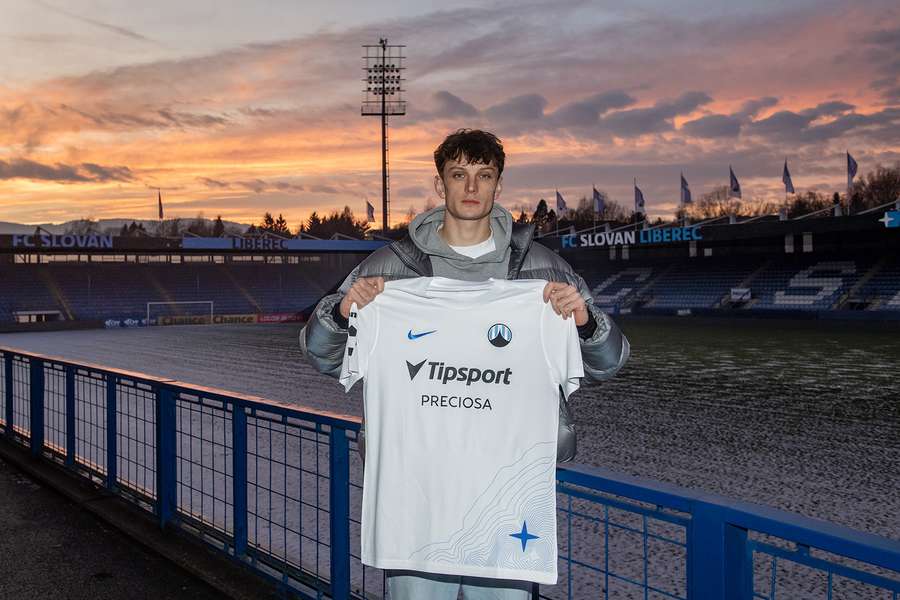 Jan Knapík pózuje s dresem svého nového zaměstnavatele. Jan Knapík pózuje s dresem svého nového zaměstnavatele.