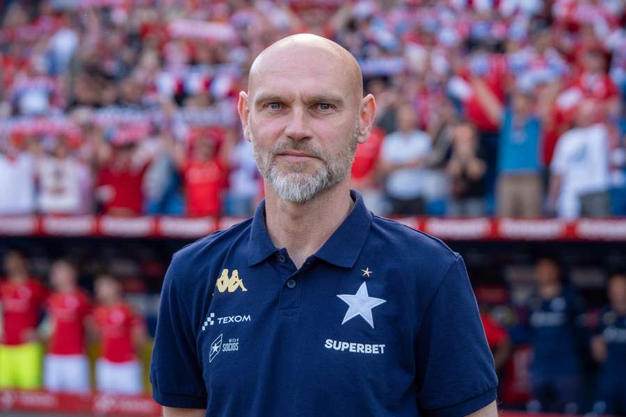 Mariusz Jop będzie prowadził Wisłę Kraków w ekstraklasie. Klub przedłużył kontrakt z trenerem Mariusz Jop będzie prowadził Wisłę Kraków w ekstraklasie. Klub przedłużył kontrakt z trenerem