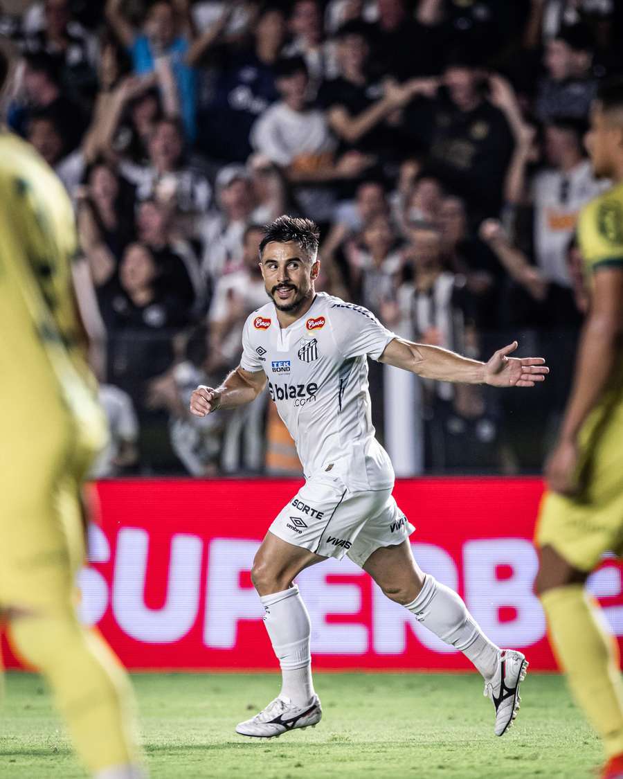 Willian Bigode fez um gol e deu uma assistência na vitória santista