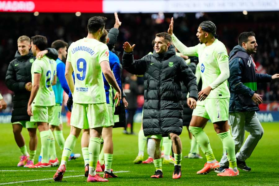 Casadó, con hielo en su rodilla derecha tras finalizar el partido ante el Atlético