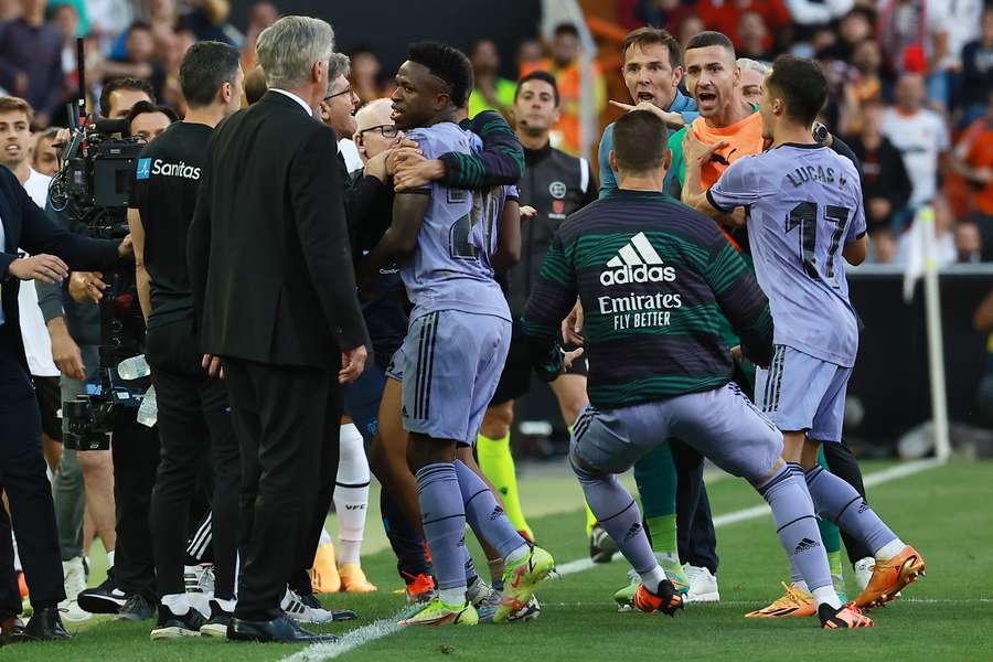 Vinícius Júnior moet het veld verlaten na een rode kaart