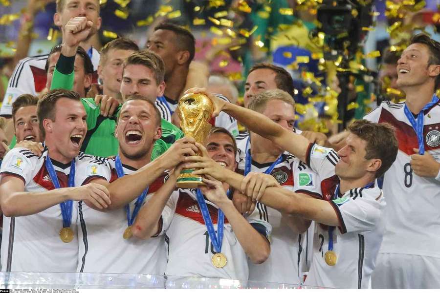 Ein Moment für die Ewigkeit: DFB-Kapitän Lahm stemmt den WM-Pokal in die Höhe