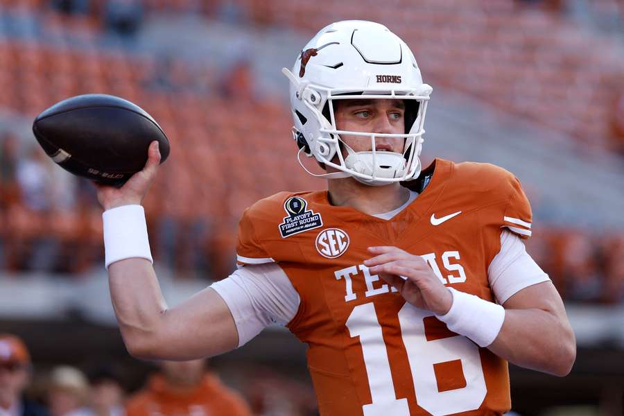Texas quarterback Arch Manning warming up (2024)