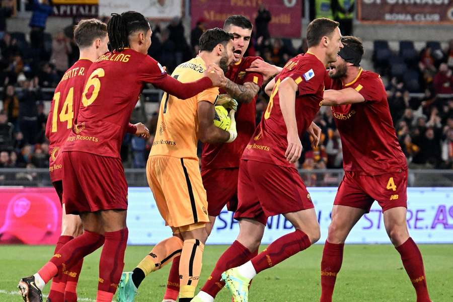 Teamgenoten zijn blij met Rui Patricio, die een penalty stopte