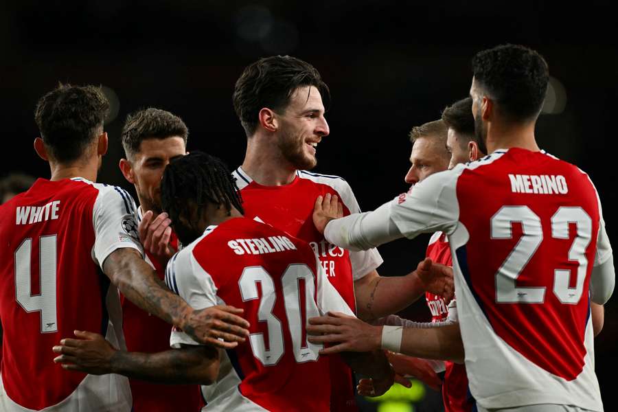 Declan Rice félicité par ses coéquipiers.