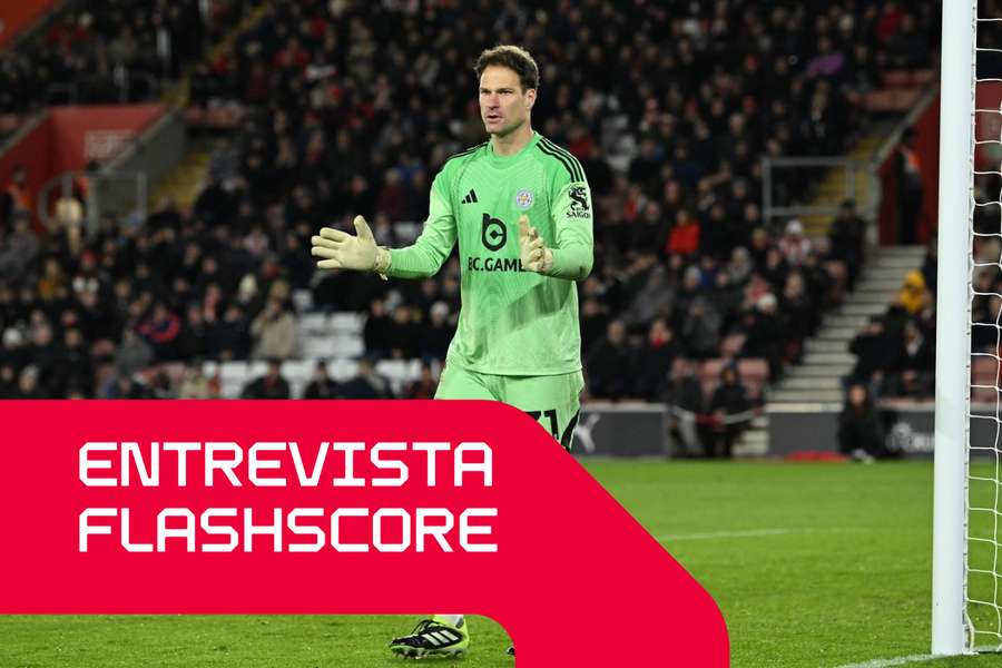 Asmir Begovic em ação pelo Leicester Asmir Begovic em ação pelo Leicester